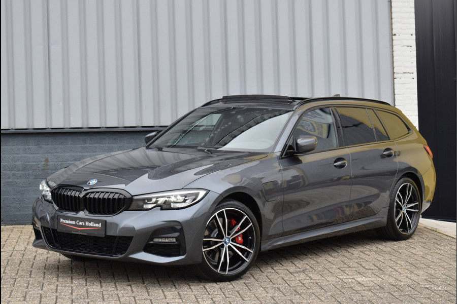 BMW 3 Serie Touring 330e xDrive M-Sport 292 Pk Pano Navi Live Shadow Line Vol Leder 19 Inch