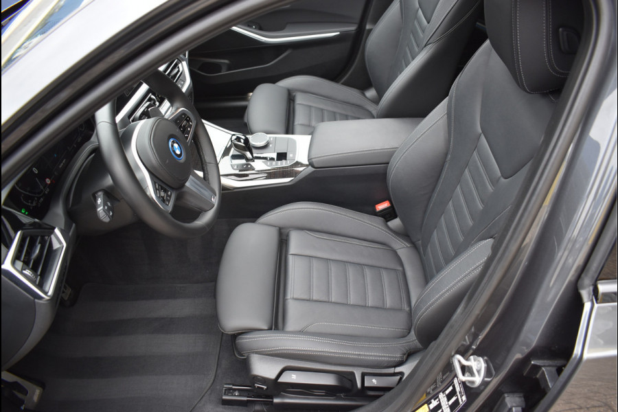 BMW 3 Serie Touring 330e xDrive M-Sport 292 Pk Pano Navi Live Shadow Line Vol Leder 19 Inch