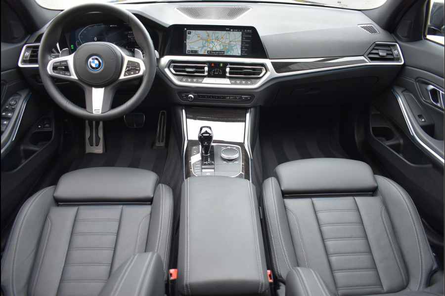 BMW 3 Serie Touring 330e xDrive M-Sport 292 Pk Pano Navi Live Shadow Line Vol Leder 19 Inch