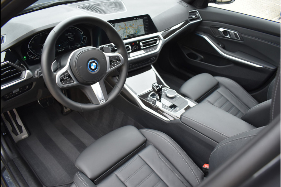 BMW 3 Serie Touring 330e xDrive M-Sport 292 Pk Pano Navi Live Shadow Line Vol Leder 19 Inch