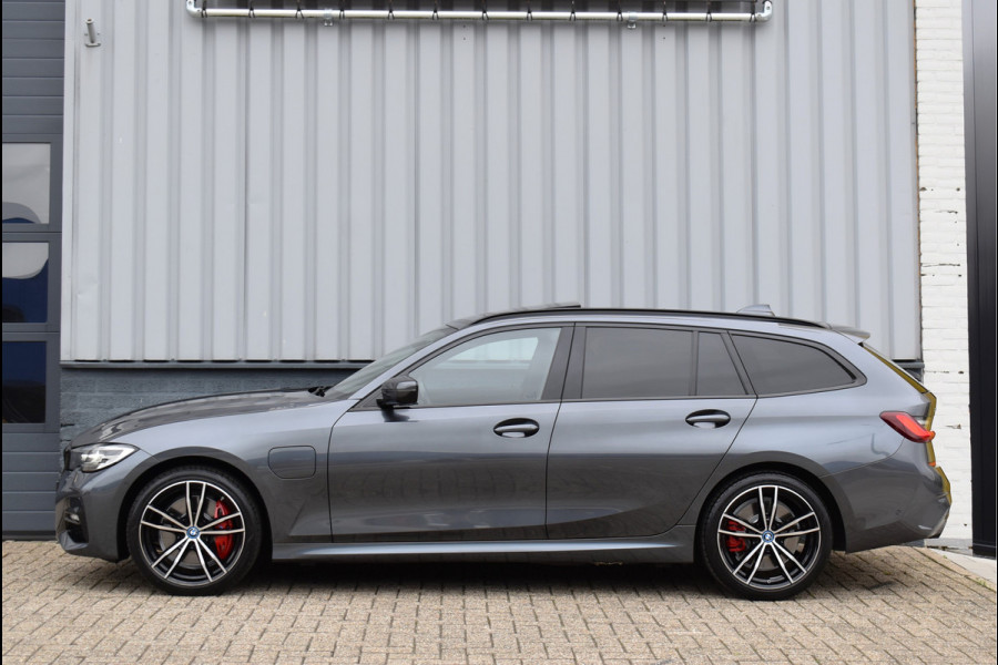 BMW 3 Serie Touring 330e xDrive M-Sport 292 Pk Pano Navi Live Shadow Line Vol Leder 19 Inch