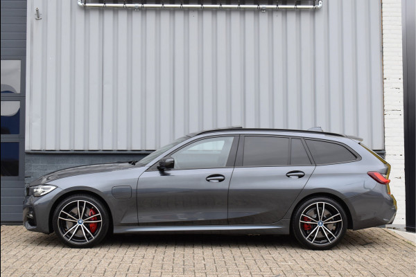BMW 3 Serie Touring 330e xDrive M-Sport 292 Pk Pano Navi Live Shadow Line Vol Leder 19 Inch