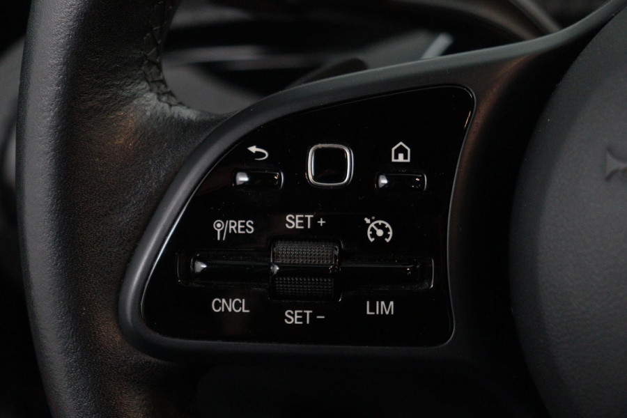 Mercedes-Benz A-Klasse 180 Business Solution Automaat (NAVIGATIE, STOELVERWARMING, CAMERA, PDC, 1e EIGENAAR, GOED ONDERHOUDEN)