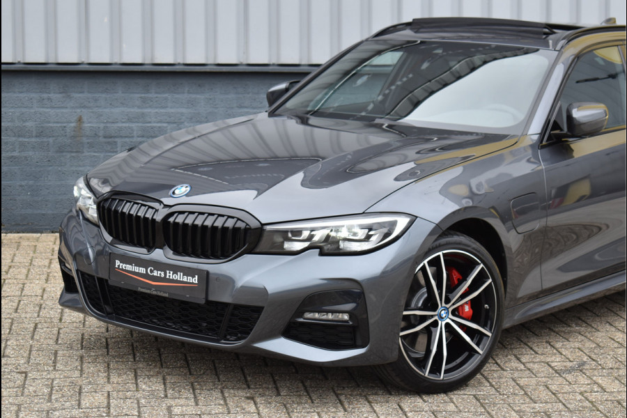 BMW 3 Serie Touring 330e xDrive M-Sport 292 Pk Pano Navi Live Shadow Line Vol Leder 19 Inch