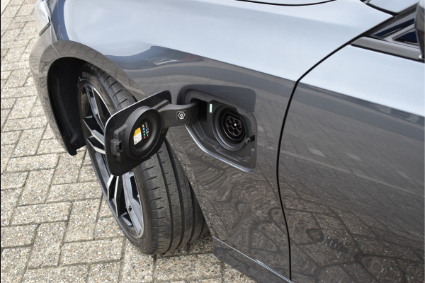 BMW 3 Serie Touring 330e xDrive M-Sport 292 Pk Pano Navi Live Shadow Line Vol Leder 19 Inch