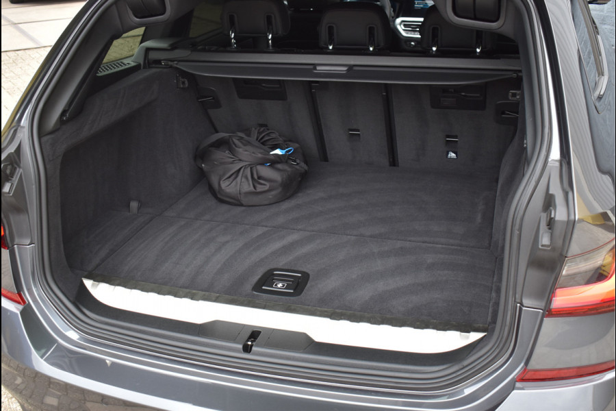 BMW 3 Serie Touring 330e xDrive M-Sport 292 Pk Pano Navi Live Shadow Line Vol Leder 19 Inch