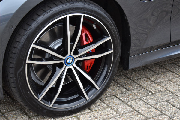 BMW 3 Serie Touring 330e xDrive M-Sport 292 Pk Pano Navi Live Shadow Line Vol Leder 19 Inch