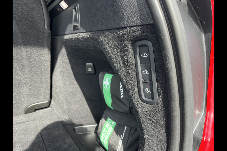 Volvo XC90 2.0 T8 Recharge AWD Plus Dark | Luchtvering | Panorama dak | Stoelverkoeling | Bowers&Wilkins | Zwenkbare trekhaak |