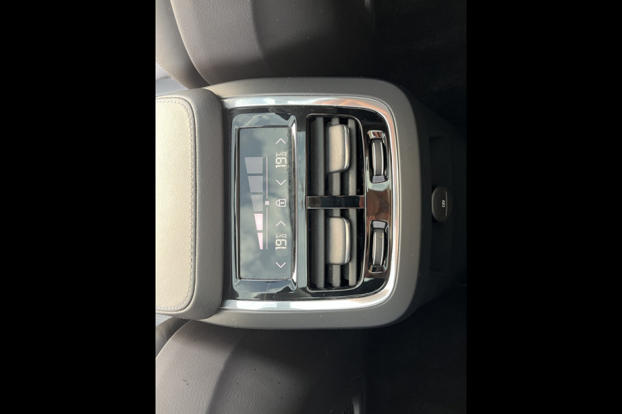 Volvo XC90 2.0 T8 Recharge AWD Plus Dark | Luchtvering | Panorama dak | Stoelverkoeling | Bowers&Wilkins | Zwenkbare trekhaak |