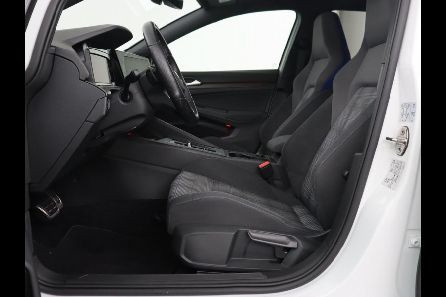 Volkswagen Golf 1.4 eHybrid GTE | Panoramadak | Stoel & stuurverwarming | Trekhaak | Adaptive cruise | Sfeerverlichting | LED Plus | Carplay | Sportstoelen | Navigatie | PHEV | Plug In