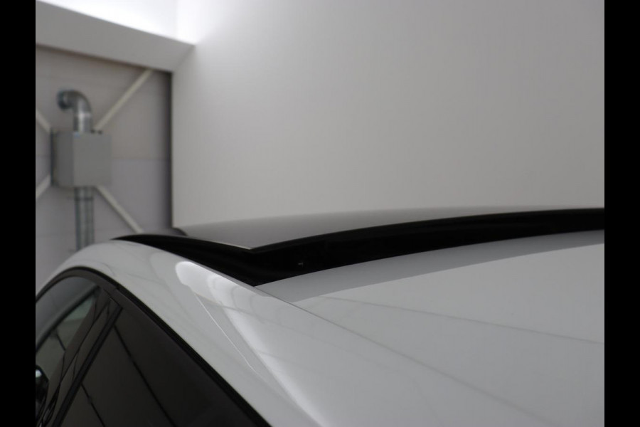 Volkswagen Golf 1.4 eHybrid GTE | Panoramadak | Stoel & stuurverwarming | Trekhaak | Adaptive cruise | Sfeerverlichting | LED Plus | Carplay | Sportstoelen | Navigatie | PHEV | Plug In