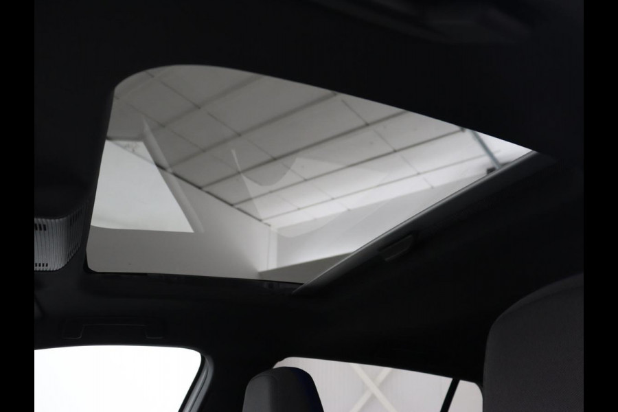 Volkswagen Golf 1.4 eHybrid GTE | Panoramadak | Stoel & stuurverwarming | Trekhaak | Adaptive cruise | Sfeerverlichting | LED Plus | Carplay | Sportstoelen | Navigatie | PHEV | Plug In