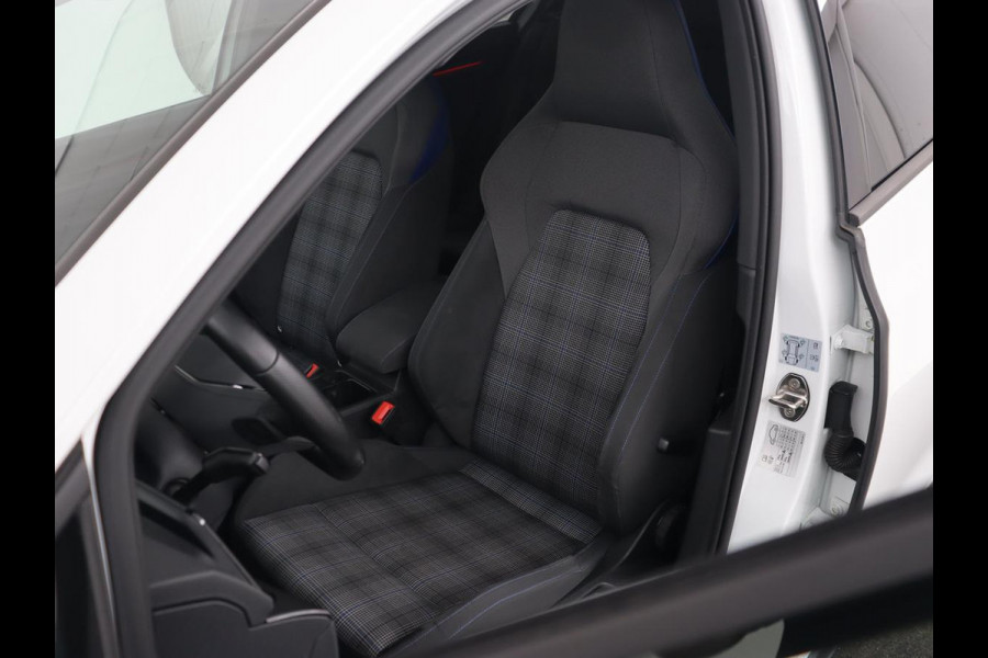 Volkswagen Golf 1.4 eHybrid GTE | Panoramadak | Stoel & stuurverwarming | Trekhaak | Adaptive cruise | Sfeerverlichting | LED Plus | Carplay | Sportstoelen | Navigatie | PHEV | Plug In