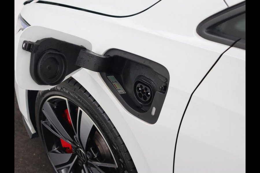 Volkswagen Golf 1.4 eHybrid GTE | Panoramadak | Stoel & stuurverwarming | Trekhaak | Adaptive cruise | Sfeerverlichting | LED Plus | Carplay | Sportstoelen | Navigatie | PHEV | Plug In