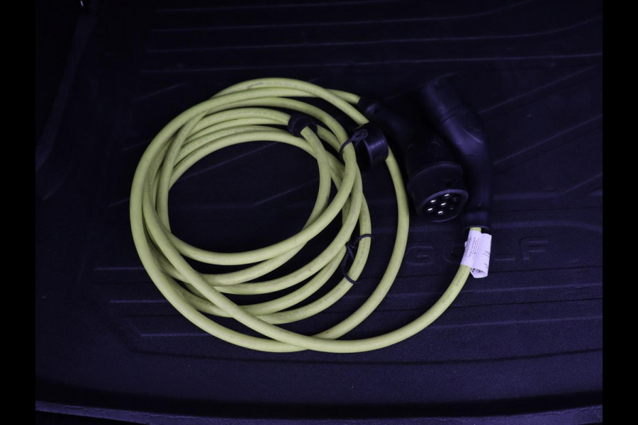 Volkswagen Golf 1.4 eHybrid GTE | Panoramadak | Stoel & stuurverwarming | Trekhaak | Adaptive cruise | Sfeerverlichting | LED Plus | Carplay | Sportstoelen | Navigatie | PHEV | Plug In