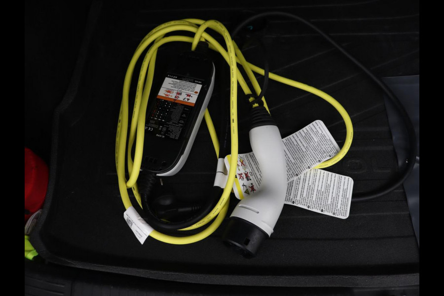 Volkswagen Golf 1.4 eHybrid GTE | Panoramadak | Stoel & stuurverwarming | Trekhaak | Adaptive cruise | Sfeerverlichting | LED Plus | Carplay | Sportstoelen | Navigatie | PHEV | Plug In