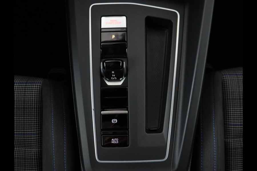 Volkswagen Golf 1.4 eHybrid GTE | Panoramadak | Stoel & stuurverwarming | Trekhaak | Adaptive cruise | Sfeerverlichting | LED Plus | Carplay | Sportstoelen | Navigatie | PHEV | Plug In