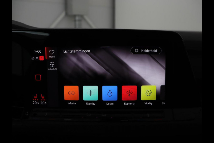 Volkswagen Golf 1.4 eHybrid GTE | Panoramadak | Stoel & stuurverwarming | Trekhaak | Adaptive cruise | Sfeerverlichting | LED Plus | Carplay | Sportstoelen | Navigatie | PHEV | Plug In