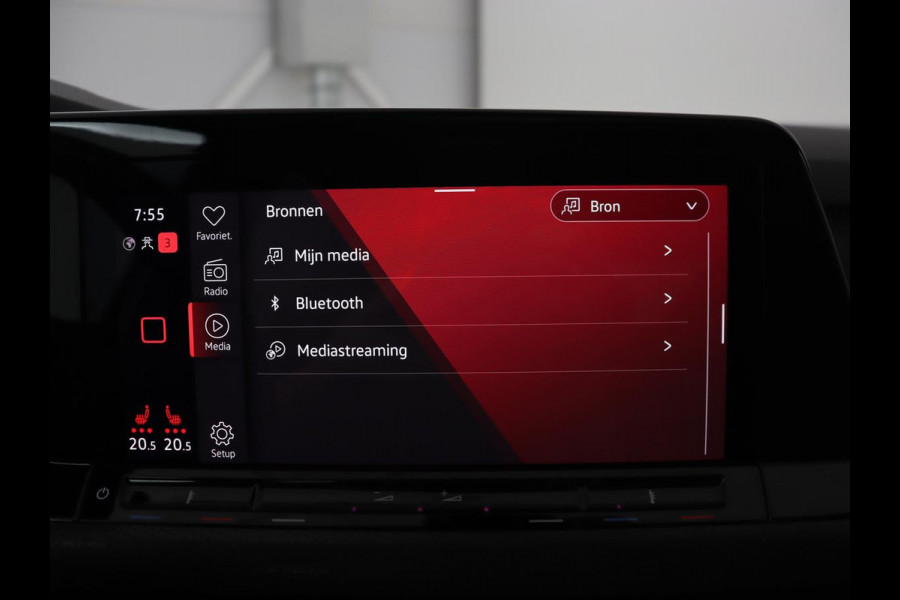 Volkswagen Golf 1.4 eHybrid GTE | Panoramadak | Stoel & stuurverwarming | Trekhaak | Adaptive cruise | Sfeerverlichting | LED Plus | Carplay | Sportstoelen | Navigatie | PHEV | Plug In