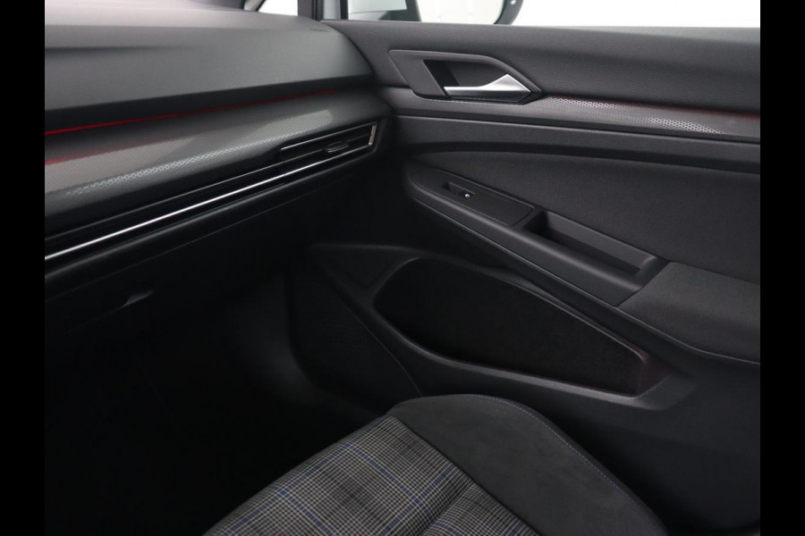 Volkswagen Golf 1.4 eHybrid GTE | Panoramadak | Stoel & stuurverwarming | Trekhaak | Adaptive cruise | Sfeerverlichting | LED Plus | Carplay | Sportstoelen | Navigatie | PHEV | Plug In