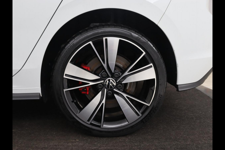 Volkswagen Golf 1.4 eHybrid GTE | Panoramadak | Stoel & stuurverwarming | Trekhaak | Adaptive cruise | Sfeerverlichting | LED Plus | Carplay | Sportstoelen | Navigatie | PHEV | Plug In