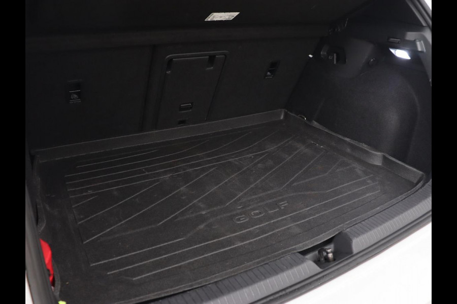 Volkswagen Golf 1.4 eHybrid GTE | Panoramadak | Stoel & stuurverwarming | Trekhaak | Adaptive cruise | Sfeerverlichting | LED Plus | Carplay | Sportstoelen | Navigatie | PHEV | Plug In