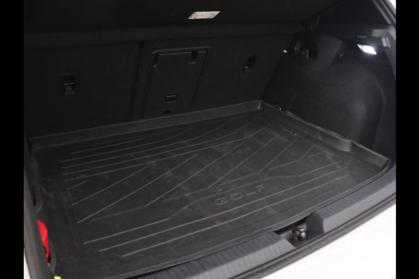 Volkswagen Golf 1.4 eHybrid GTE | Panoramadak | Stoel & stuurverwarming | Trekhaak | Adaptive cruise | Sfeerverlichting | LED Plus | Carplay | Sportstoelen | Navigatie | PHEV | Plug In