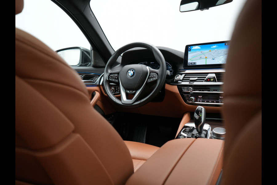 BMW 5 Serie Touring 530e xDrive Luxury Line Plug In Hybrid 294pk Dealer O.H PHEV | Trekhaak Af Fabriek | Panodak | Camera | Lederen Comfortstoelen Memory & Verwarmd | Harman kardon | Adaptive Cruise | Virtual | Park assist | Blis | Verwarmd Stuur | |