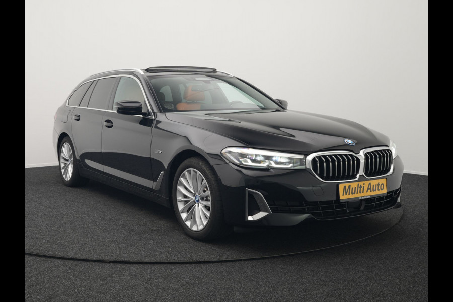 BMW 5 Serie Touring 530e xDrive Luxury Line Plug In Hybrid 294pk Dealer O.H PHEV | Trekhaak Af Fabriek | Panodak | Camera | Lederen Comfortstoelen Memory & Verwarmd | Harman kardon | Adaptive Cruise | Virtual | Park assist | Blis | Verwarmd Stuur | |