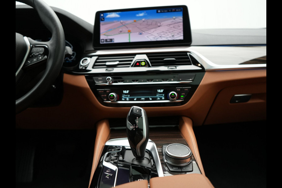BMW 5 Serie Touring 530e xDrive Luxury Line Plug In Hybrid 294pk Dealer O.H PHEV | Trekhaak Af Fabriek | Panodak | Camera | Lederen Comfortstoelen Memory & Verwarmd | Harman kardon | Adaptive Cruise | Virtual | Park assist | Blis | Verwarmd Stuur | |