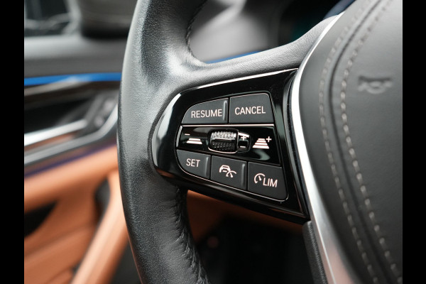 BMW 5 Serie Touring 530e xDrive Luxury Line Plug In Hybrid 294pk Dealer O.H PHEV | Trekhaak Af Fabriek | Panodak | Camera | Lederen Comfortstoelen Memory & Verwarmd | Harman kardon | Adaptive Cruise | Virtual | Park assist | Blis | Verwarmd Stuur | |