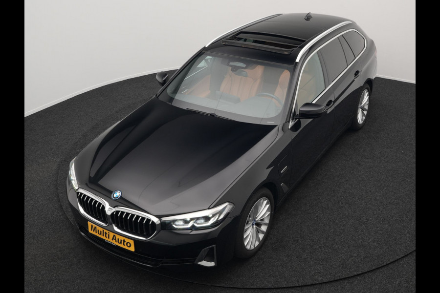 BMW 5 Serie Touring 530e xDrive Luxury Line Plug In Hybrid 294pk Dealer O.H PHEV | Trekhaak Af Fabriek | Panodak | Camera | Lederen Comfortstoelen Memory & Verwarmd | Harman kardon | Adaptive Cruise | Virtual | Park assist | Blis | Verwarmd Stuur | |