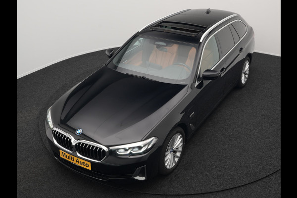 BMW 5 Serie Touring 530e xDrive Luxury Line Plug In Hybrid 294pk Dealer O.H PHEV | Trekhaak Af Fabriek | Panodak | Camera | Lederen Comfortstoelen Memory & Verwarmd | Harman kardon | Adaptive Cruise | Virtual | Park assist | Blis | Verwarmd Stuur | |