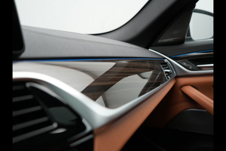 BMW 5 Serie Touring 530e xDrive Luxury Line Plug In Hybrid 294pk Dealer O.H PHEV | Trekhaak Af Fabriek | Panodak | Camera | Lederen Comfortstoelen Memory & Verwarmd | Harman kardon | Adaptive Cruise | Virtual | Park assist | Blis | Verwarmd Stuur | |