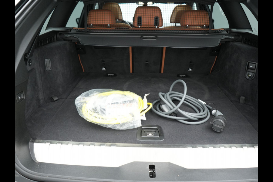 BMW 5 Serie Touring 530e xDrive Luxury Line Plug In Hybrid 294pk Dealer O.H PHEV | Trekhaak Af Fabriek | Panodak | Camera | Lederen Comfortstoelen Memory & Verwarmd | Harman kardon | Adaptive Cruise | Virtual | Park assist | Blis | Verwarmd Stuur | |
