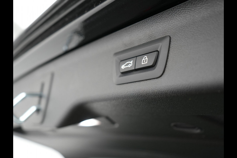 BMW 5 Serie Touring 530e xDrive Luxury Line Plug In Hybrid 294pk Dealer O.H PHEV | Trekhaak Af Fabriek | Panodak | Camera | Lederen Comfortstoelen Memory & Verwarmd | Harman kardon | Adaptive Cruise | Virtual | Park assist | Blis | Verwarmd Stuur | |