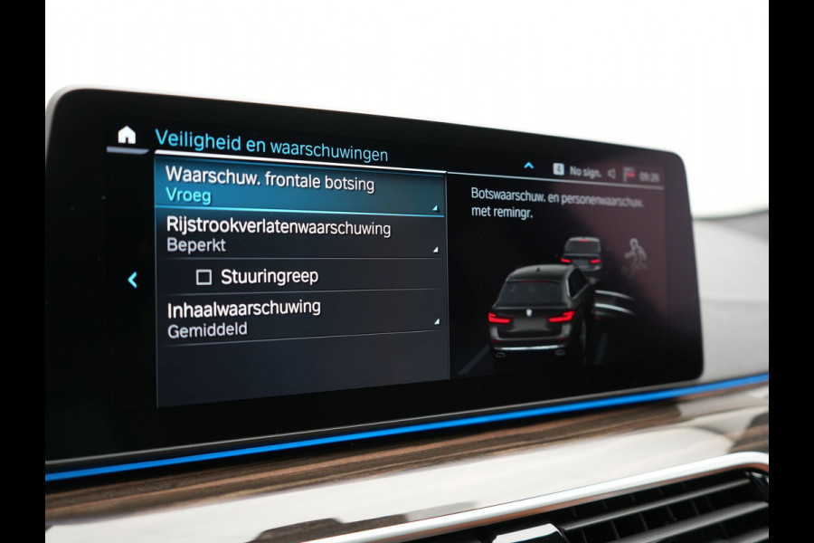 BMW 5 Serie Touring 530e xDrive Luxury Line Plug In Hybrid 294pk Dealer O.H PHEV | Trekhaak Af Fabriek | Panodak | Camera | Lederen Comfortstoelen Memory & Verwarmd | Harman kardon | Adaptive Cruise | Virtual | Park assist | Blis | Verwarmd Stuur | |