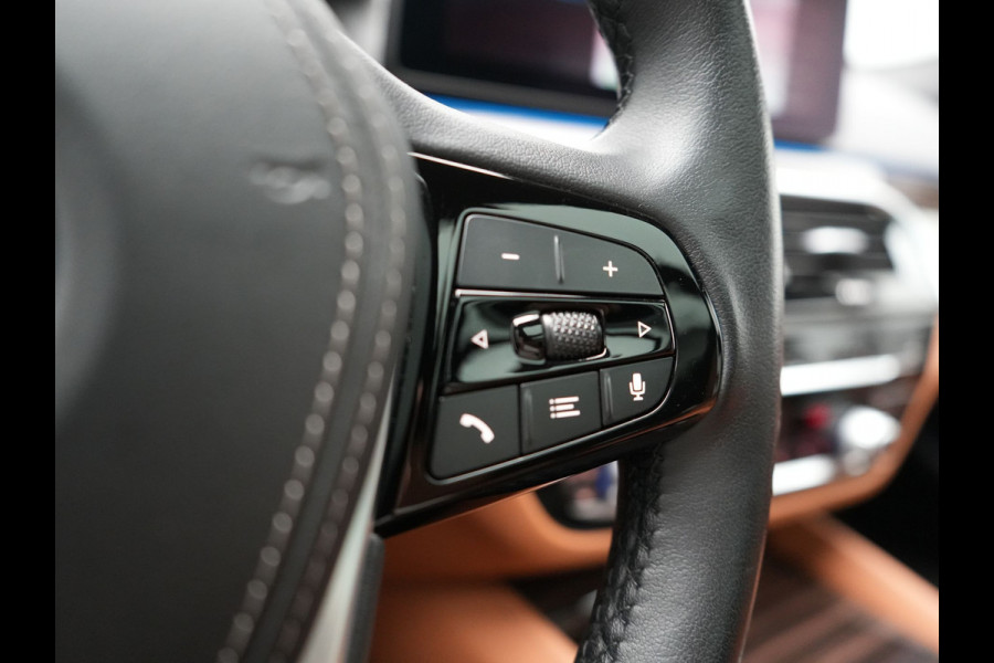 BMW 5 Serie Touring 530e xDrive Luxury Line Plug In Hybrid 294pk Dealer O.H PHEV | Trekhaak Af Fabriek | Panodak | Camera | Lederen Comfortstoelen Memory & Verwarmd | Harman kardon | Adaptive Cruise | Virtual | Park assist | Blis | Verwarmd Stuur | |