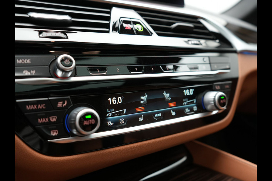 BMW 5 Serie Touring 530e xDrive Luxury Line Plug In Hybrid 294pk Dealer O.H PHEV | Trekhaak Af Fabriek | Panodak | Camera | Lederen Comfortstoelen Memory & Verwarmd | Harman kardon | Adaptive Cruise | Virtual | Park assist | Blis | Verwarmd Stuur | |