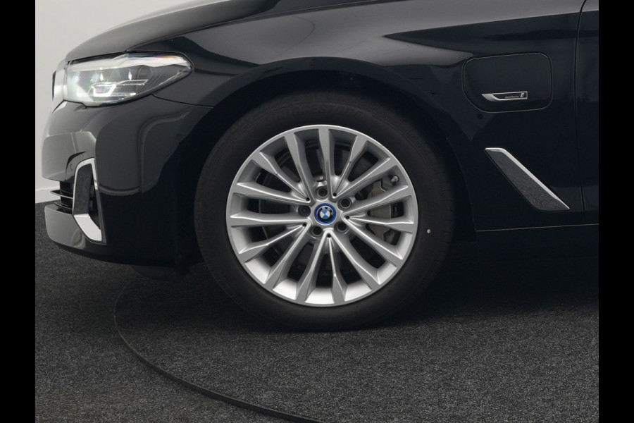 BMW 5 Serie Touring 530e xDrive Luxury Line Plug In Hybrid 294pk Dealer O.H PHEV | Trekhaak Af Fabriek | Panodak | Camera | Lederen Comfortstoelen Memory & Verwarmd | Harman kardon | Adaptive Cruise | Virtual | Park assist | Blis | Verwarmd Stuur | |