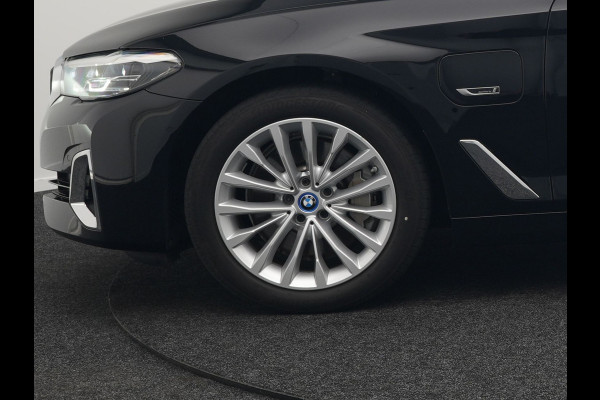 BMW 5 Serie Touring 530e xDrive Luxury Line Plug In Hybrid 294pk Dealer O.H PHEV | Trekhaak Af Fabriek | Panodak | Camera | Lederen Comfortstoelen Memory & Verwarmd | Harman kardon | Adaptive Cruise | Virtual | Park assist | Blis | Verwarmd Stuur | |
