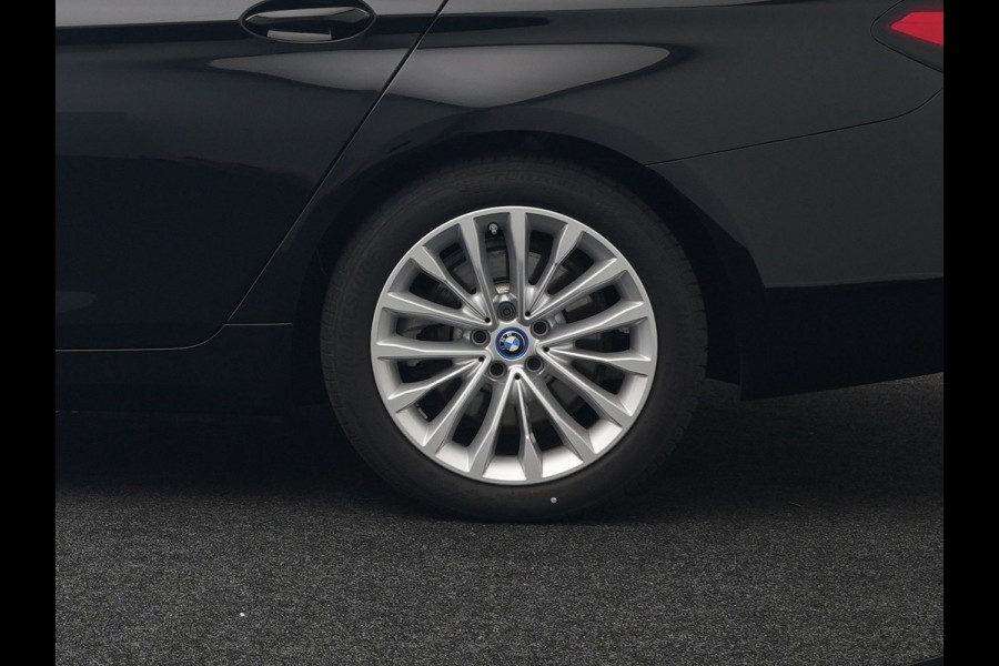 BMW 5 Serie Touring 530e xDrive Luxury Line Plug In Hybrid 294pk Dealer O.H PHEV | Trekhaak Af Fabriek | Panodak | Camera | Lederen Comfortstoelen Memory & Verwarmd | Harman kardon | Adaptive Cruise | Virtual | Park assist | Blis | Verwarmd Stuur | |