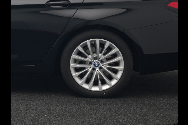 BMW 5 Serie Touring 530e xDrive Luxury Line Plug In Hybrid 294pk Dealer O.H PHEV | Trekhaak Af Fabriek | Panodak | Camera | Lederen Comfortstoelen Memory & Verwarmd | Harman kardon | Adaptive Cruise | Virtual | Park assist | Blis | Verwarmd Stuur | |