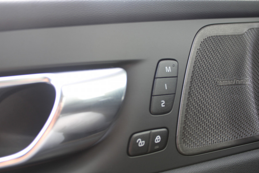 Volvo XC60 T6 Plug-in hybrid AWD Plus Dark | Trekhaak | 360 graden camera | Harman Kardon