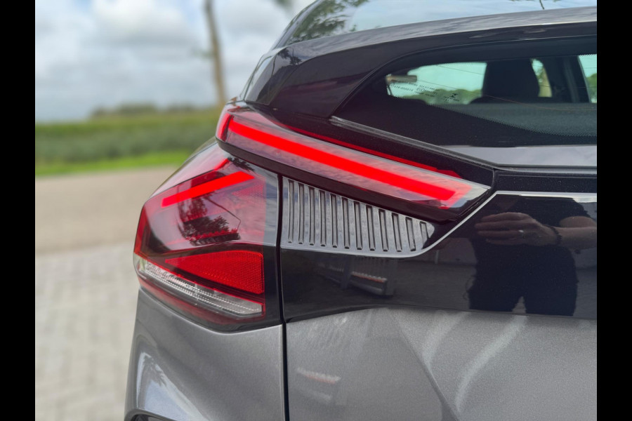 Citroën C4 1.2 Puretech Feel AFNEEMBARE TREKHAAK / CAMERA / NAVI / CARPLAY / PDC / CRUISE CONTROL / BLUETOOTH / DAB
