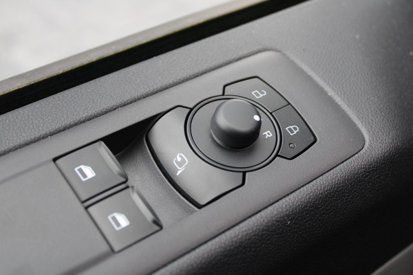 Ford Transit Custom 320 2.0 TDCI L2H1 Trend 136pk - Carplay - Android - LED koplampen - Verwarmd stuurwiel - Stoelverwarming - 70l tank - Rijklaar