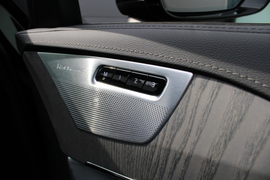 Volvo XC90 2.0 T8 Recharge AWD Ultra Dark | Luchtvering | B&W | Trekhaak | Panoramadak | Massage | Full Options