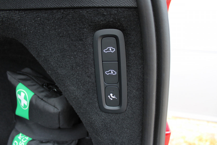 Volvo XC90 2.0 T8 Recharge AWD Ultra Dark | Luchtvering | B&W | Trekhaak | Panoramadak | Massage | Full Options