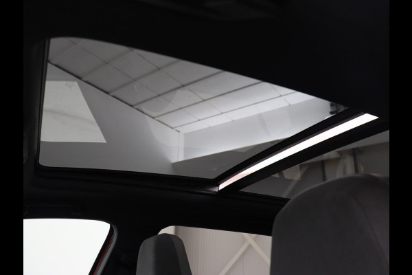 Volkswagen Golf 1.5 eTSI R-Line | Panoramadak | Camera | Keyless | Adaptive cruise | Sfeerverlichting | Carplay | Sportstoelen | Park Assist | Navigatie | Dodehoek detectie | Full LED