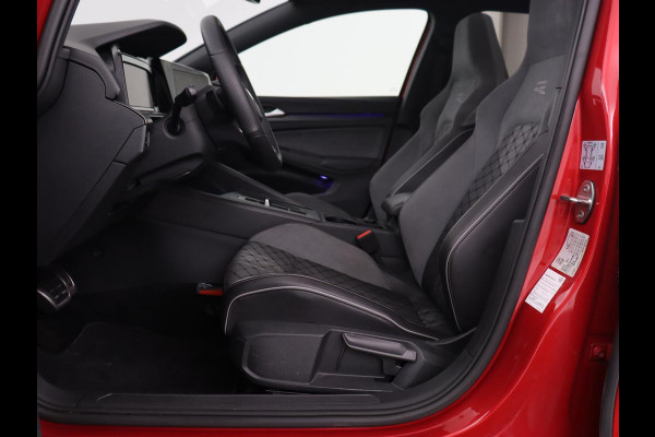 Volkswagen Golf 1.5 eTSI R-Line | Panoramadak | Camera | Keyless | Adaptive cruise | Sfeerverlichting | Carplay | Sportstoelen | Park Assist | Navigatie | Dodehoek detectie | Full LED